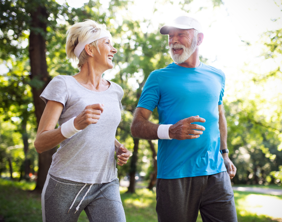 um casal com cerca de 60 anos correndo