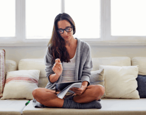 mulher sentada e escrevendo a visão de futuro dela